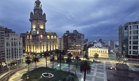 Plaza Independencia em Montevideo e o Palacio Salvo ao fundo