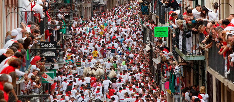 Seis pessoas ficam feridas na primeira corrida de touros do festival de San  Fermin, na Espanha